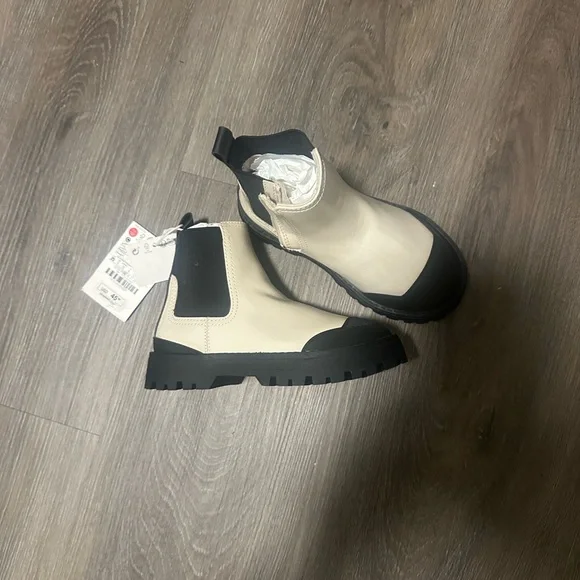 ZARA Kids Black and Cream Boots size 9 - Picture 1 of 5